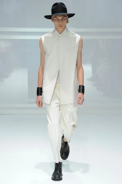 Look 3